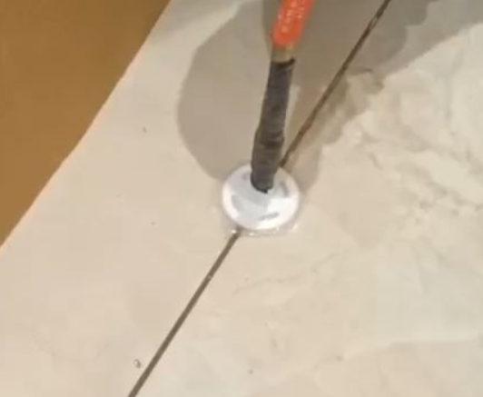 揭西瓷砖空鼓维修公司专业解答瓷砖在铺贴过程中，如果没有涂抹均匀到位的粘结材料（如水泥砂浆或瓷砖胶），可能会导致以下问题