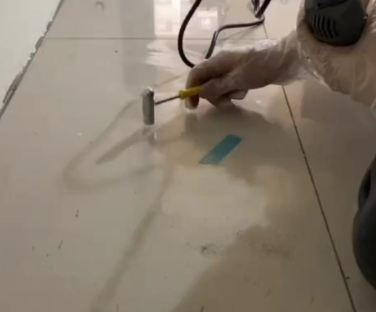 揭西瓷砖开裂维修公司专业分享瓷砖在铺贴前如果没有沥干水分，将会导致以下问题